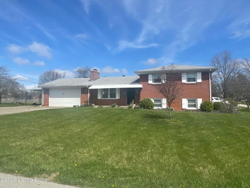 Photo of 9605 Lyric Ln, Jeffersontown, KY 40299 (MLS # 1712654)