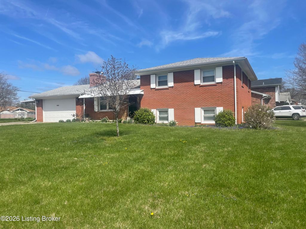 Photo of 9605 Lyric Ln, Jeffersontown, KY 40299 (MLS # 1712654)