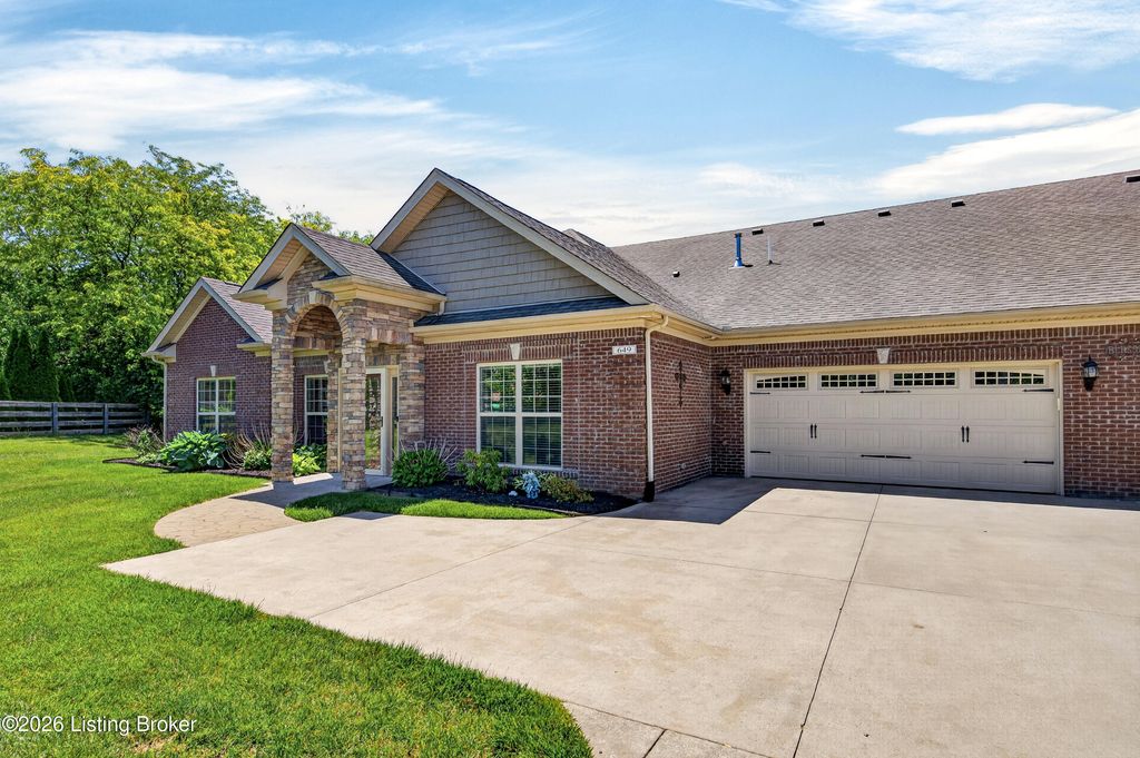Photo of 649 Shoshone Ct, Shelbyville, KY 40065 (MLS # 1717532)