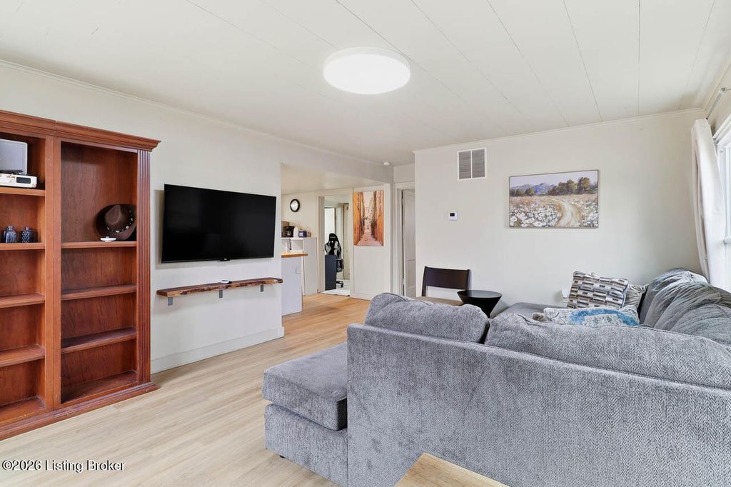 Photo of 626 E 8th St, Jeffersonville, IN 47130 (MLS # 1709992)