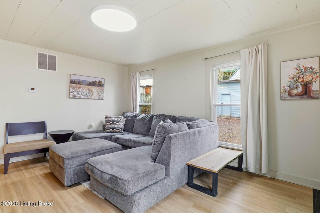 Photo of 626 E 8th St, Jeffersonville, IN 47130 (MLS # 1709992)