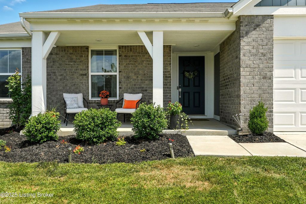 Photo of 3810 Scarlet Oak Ln, La Grange, KY 40031 (MLS # 1708330)
