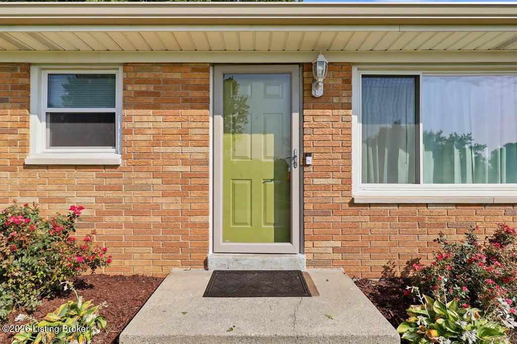 Photo of 634 Pennsylvania Ave, Sellersburg, IN 47172 (MLS # 1724333)