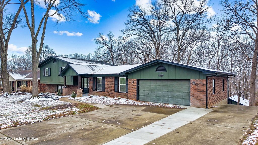 Photo of 9008 Lakeridge Dr, Louisville, KY 40272 (MLS # 1705549)