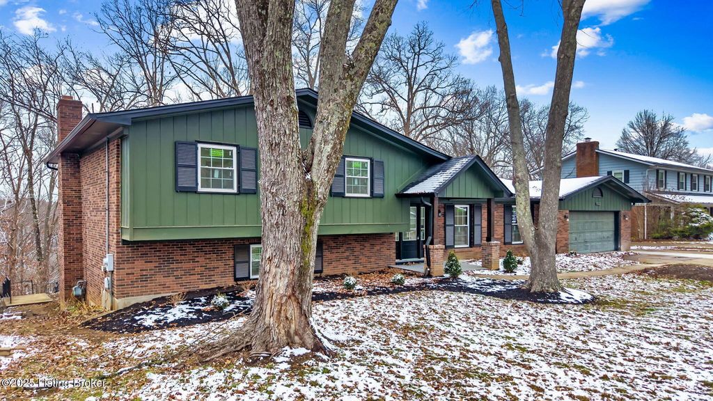 Photo of 9008 Lakeridge Dr, Louisville, KY 40272 (MLS # 1705549)