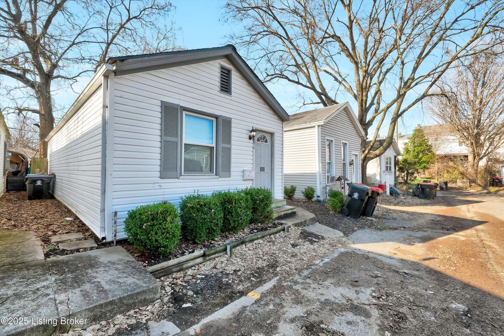 Photo of 916 Schiller Ct, Louisville, KY 40204 (MLS # 1705557)