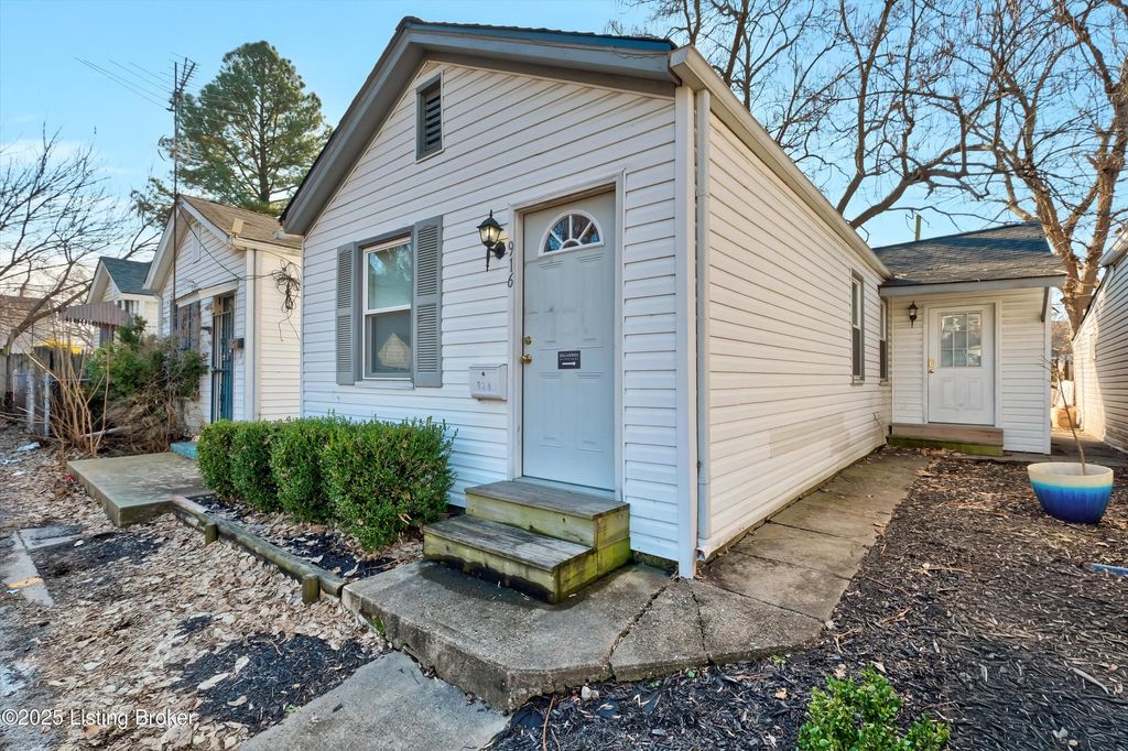 Photo of 916 Schiller Ct, Louisville, KY 40204 (MLS # 1705557)