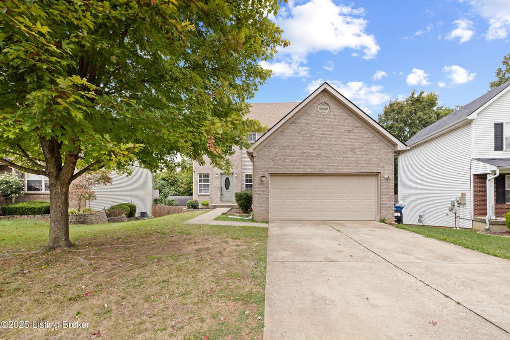 Photo of 904 Woodland Ridge Cir, La Grange, KY 40031 (MLS # 1697896)
