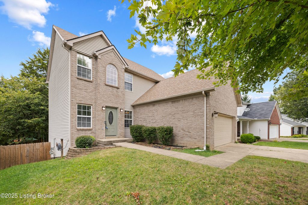 Photo of 904 Woodland Ridge Cir, La Grange, KY 40031 (MLS # 1697896)