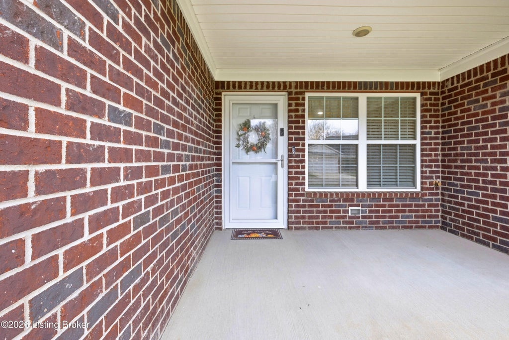 Photo of 6724 Eagle Wood Dr, Louisville, KY 40272 (MLS # 1730951)