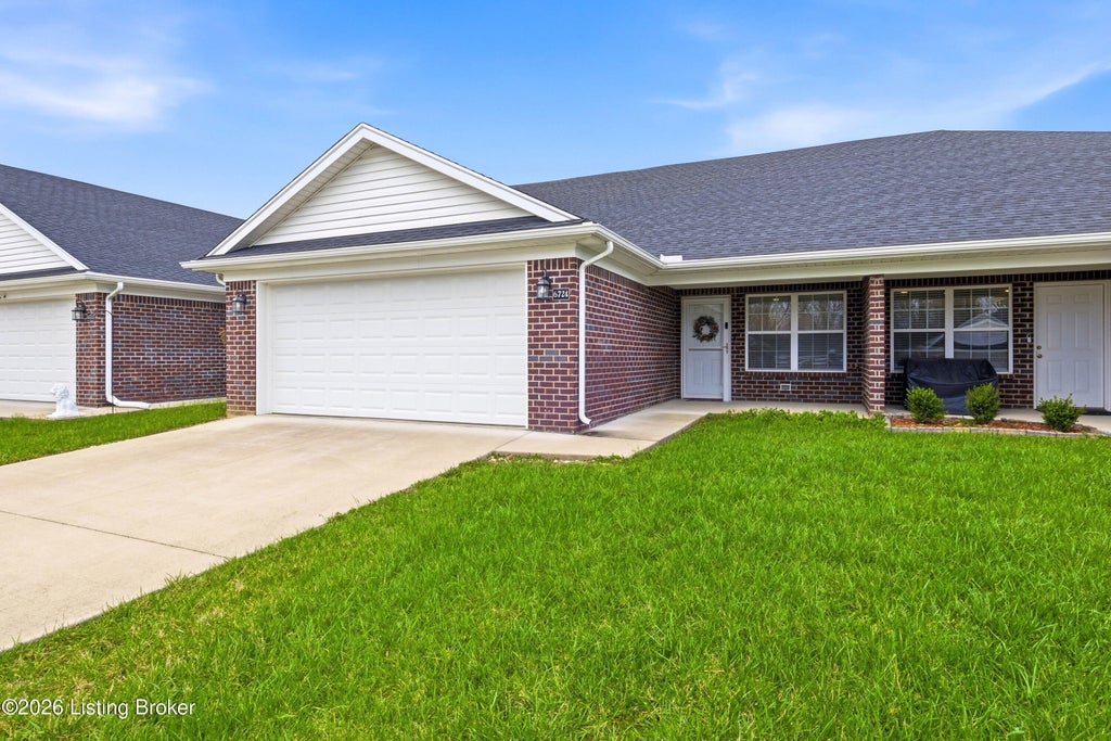 Photo of 6724 Eagle Wood Dr, Louisville, KY 40272 (MLS # 1730951)