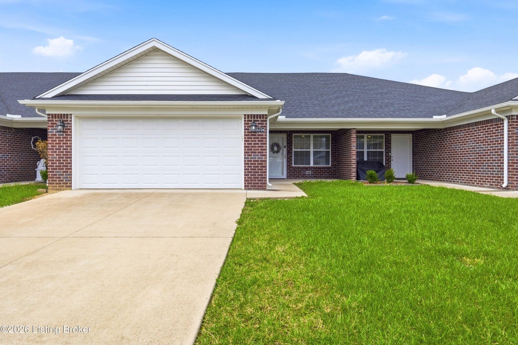 Photo of 6724 Eagle Wood Dr, Louisville, KY 40272 (MLS # 1730951)