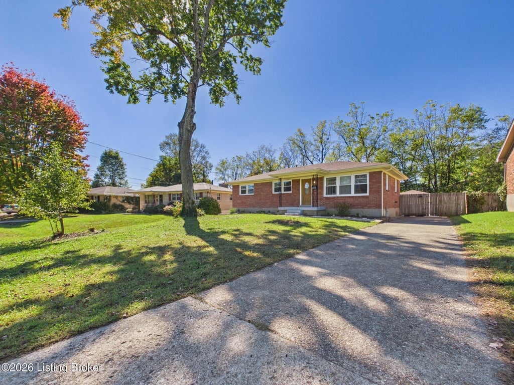 Photo of 8410 Michael Ray Dr, Louisville, KY 40219 (MLS # 1732943)