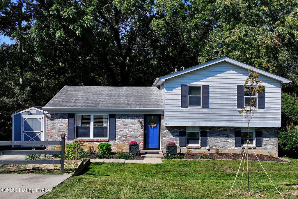 Photo of 7510 E Orchard Grass Blvd, Crestwood, KY 40014 (MLS # 1731383)