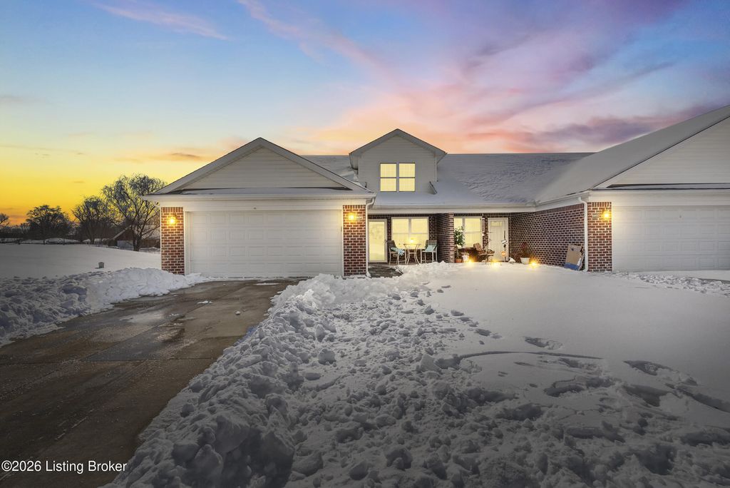 Photo of 6600 Eagle Wood Dr, Louisville, KY 40272 (MLS # 1708155)