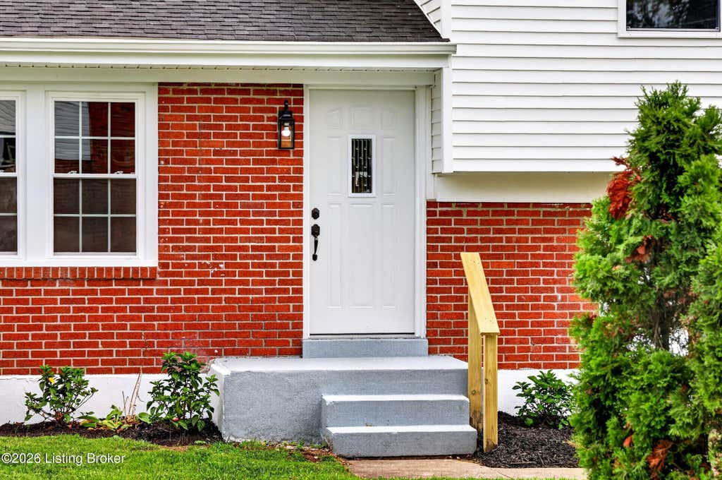 Photo of 5501 Fran Ct, Louisville, KY 40291 (MLS # 1726528)
