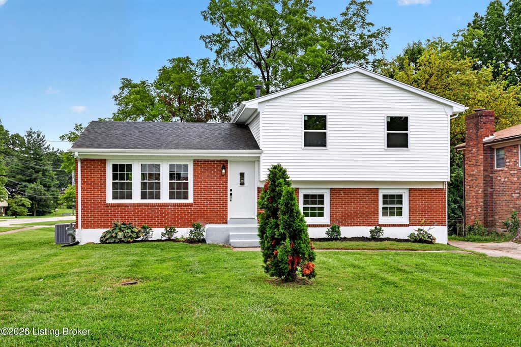 Photo of 5501 Fran Ct, Louisville, KY 40291 (MLS # 1726528)