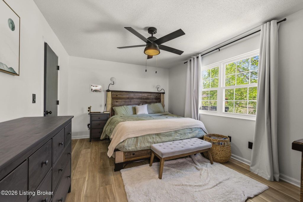 Photo of 2027 Oak Meadow Dr, Elizabethtown, KY 42701 (MLS # 1713696)