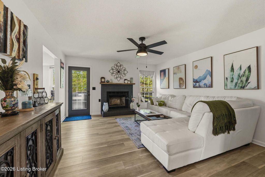 Photo of 2027 Oak Meadow Dr, Elizabethtown, KY 42701 (MLS # 1713696)