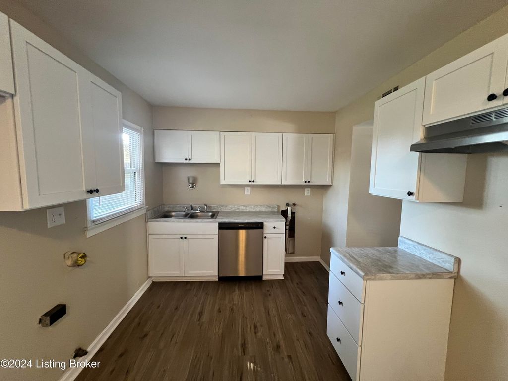 Photo of 253 Briarwood Ln, Louisville, KY 40229 (MLS # 1704219)