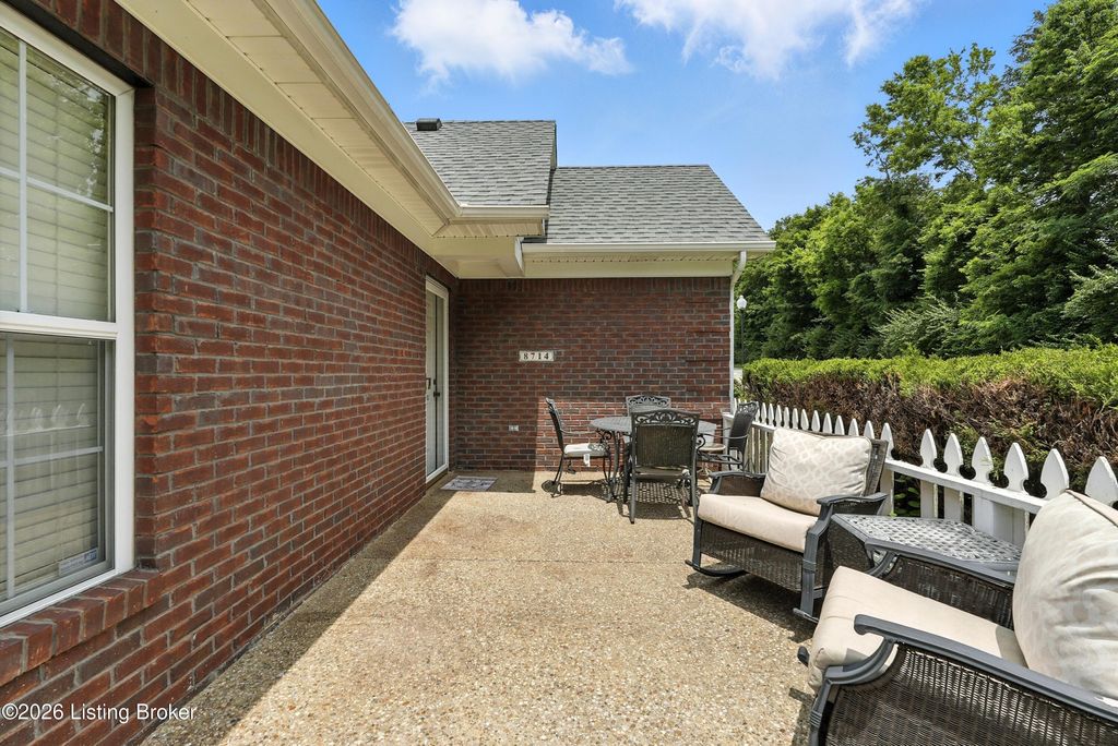 Photo of 8714 Applegate Village Dr, Louisville, KY 40219 (MLS # 1706630)