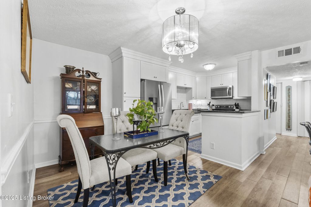 Photo of 4 Dupont Way #6, Louisville, KY 40207 (MLS # 1706225)