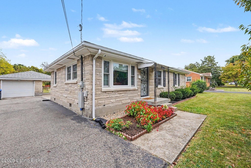 Photo of 8005 Pina Way, Louisville, KY 40219 (MLS # 1731886)