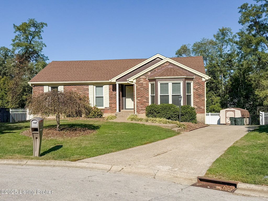 Photo of 8900 Kaprun Ct, Louisville, KY 40220 (MLS # 1701465)