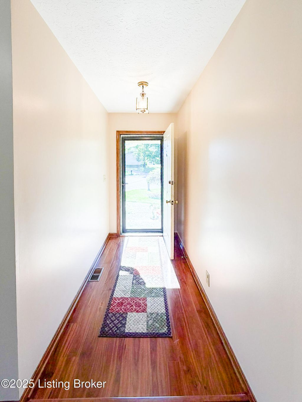 Photo of 8900 Kaprun Ct, Louisville, KY 40220 (MLS # 1701465)