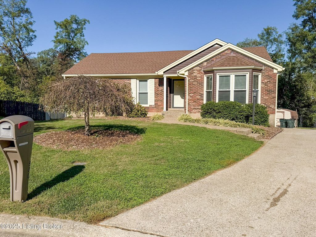 Photo of 8900 Kaprun Ct, Louisville, KY 40220 (MLS # 1701465)