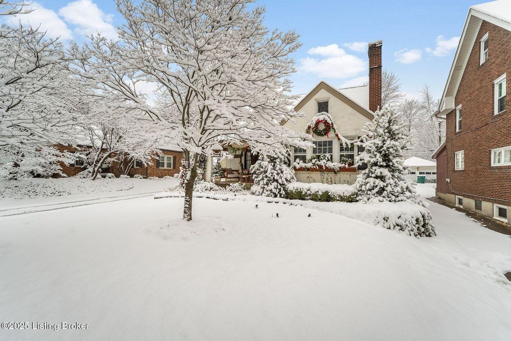 Photo of 1214 Audubon Pkwy, Louisville, KY 40213 (MLS # 1704710)