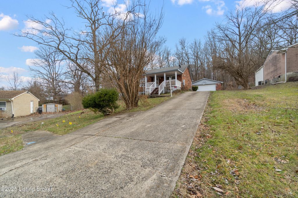 Photo of 803 Taper Ct, Louisville, KY 40214 (MLS # 1705804)