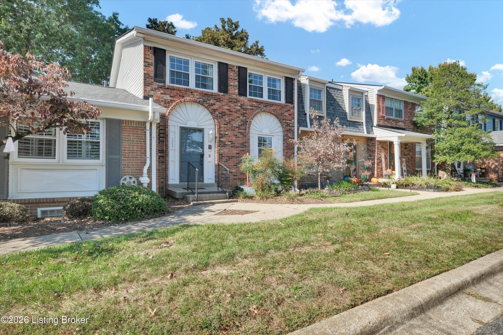 Photo of 1208 Dalmally Ct, Louisville, KY 40222 (MLS # 1732854)