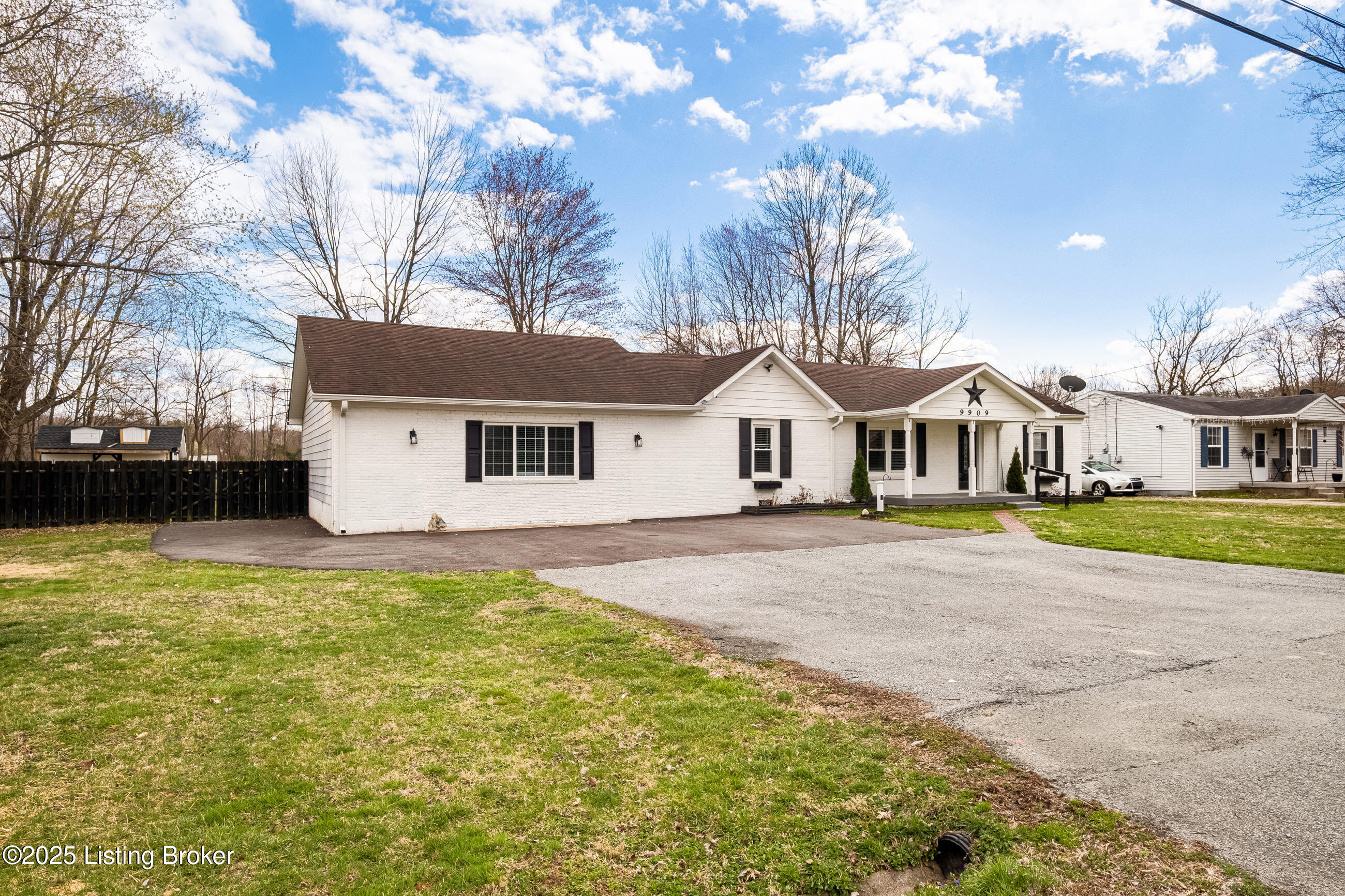 9909 Larlyn Dr, Fairdale, Kentucky image 2