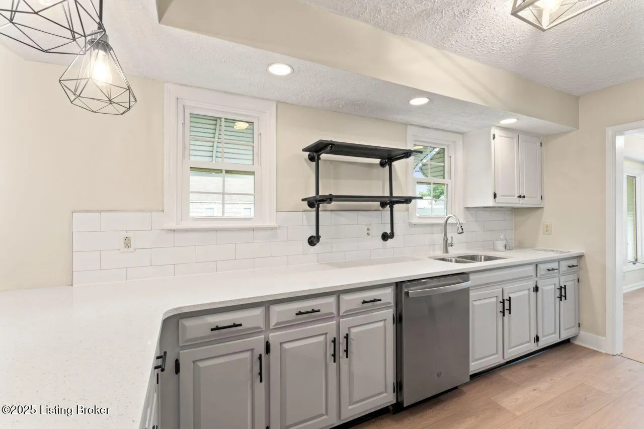 Louisville, Kentucky 40217, United States, 3 Bedrooms Bedrooms, ,2 BathroomsBathrooms,Residential,Active,225579