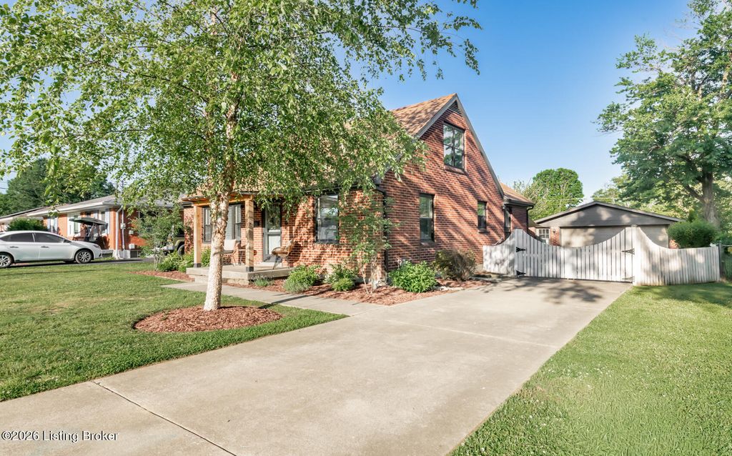 Photo of 7706 Bluebonnet Rd, Louisville, KY 40258 (MLS # 1717215)