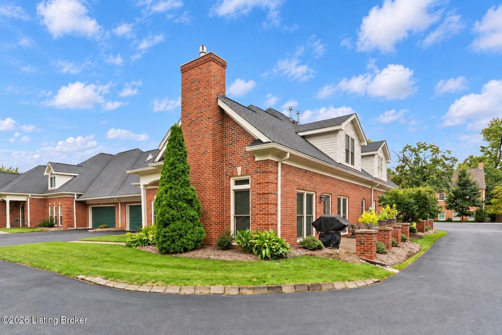 Photo of 305 Westgate Terrace Ct, Louisville, KY 40207 (MLS # 1729950)