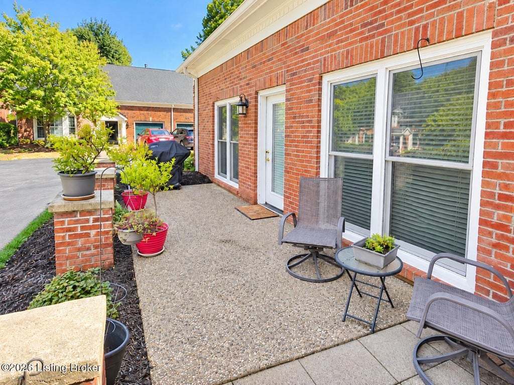 Photo of 305 Westgate Terrace Ct, Louisville, KY 40207 (MLS # 1729950)