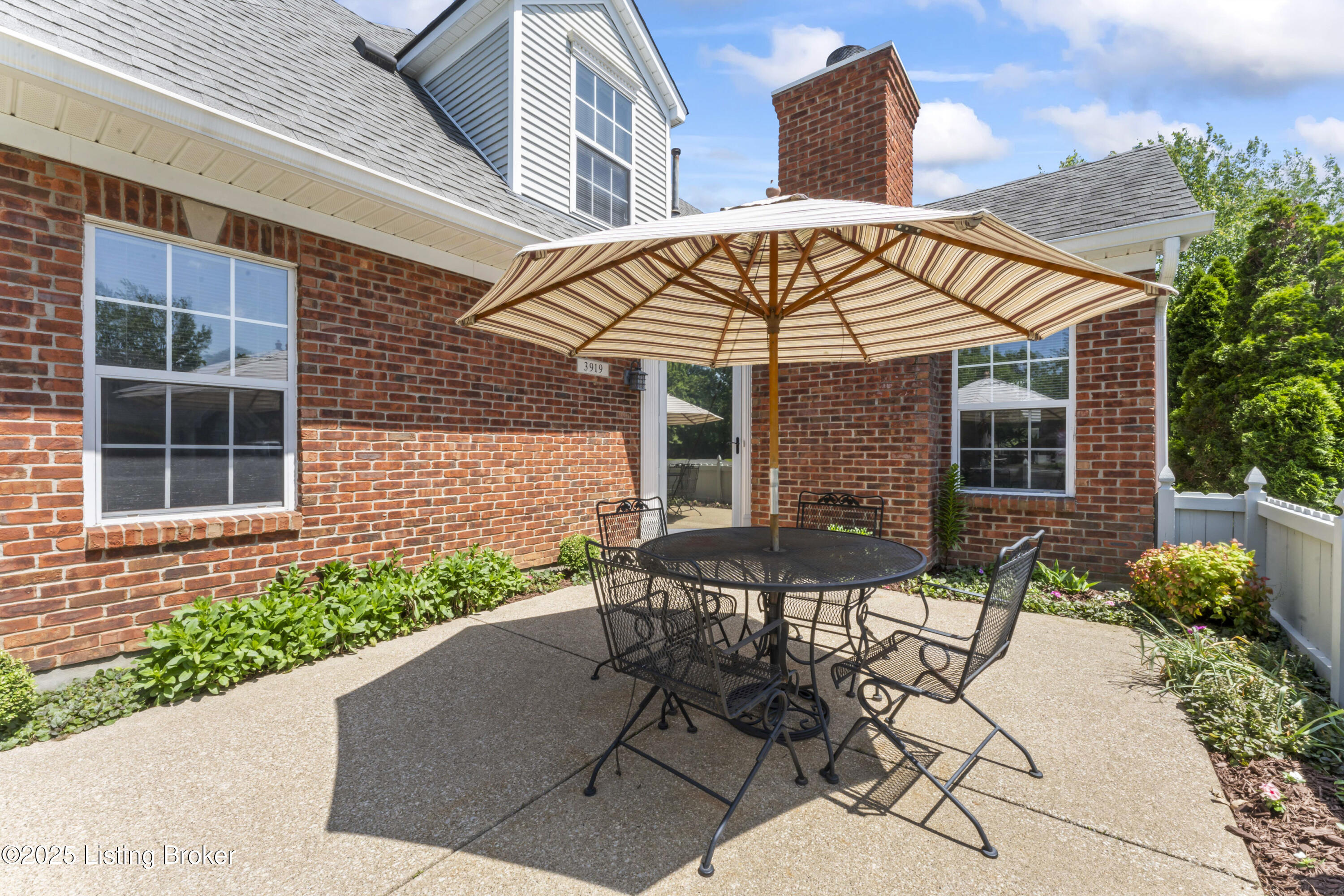 3919 Greenhurst Dr, Louisville, Pennsylvania image 2