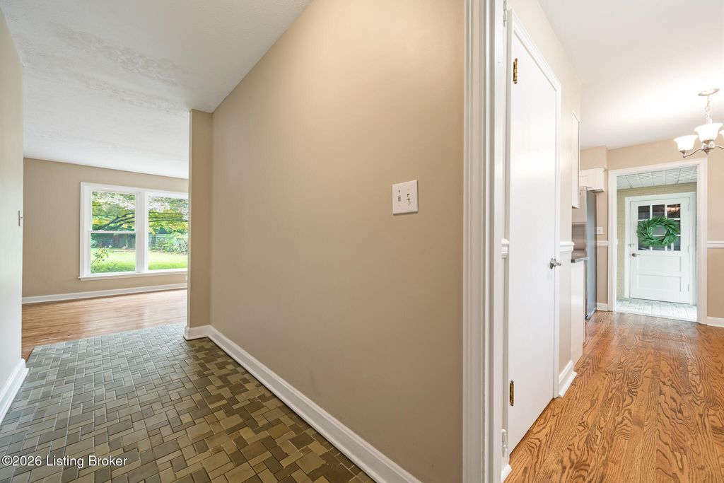 Photo of 32 Narwood Dr, Jeffersontown, KY 40299 (MLS # 1718378)