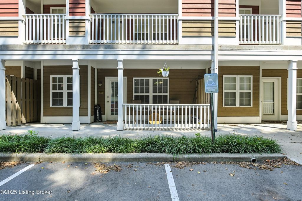 Photo of 225 Crescent Hill Pl #APT 105, Louisville, KY 40206 (MLS # 1708656)