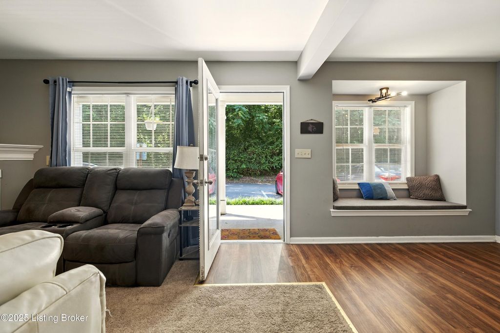 Photo of 225 Crescent Hill Pl #APT 105, Louisville, KY 40206 (MLS # 1708656)