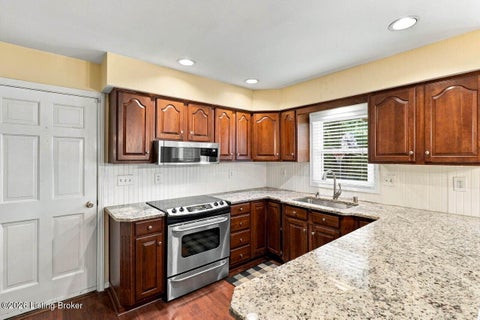 Tiny photo for 1118 Blackthorn Rd, Louisville, KY 40299 (MLS # 1728987)