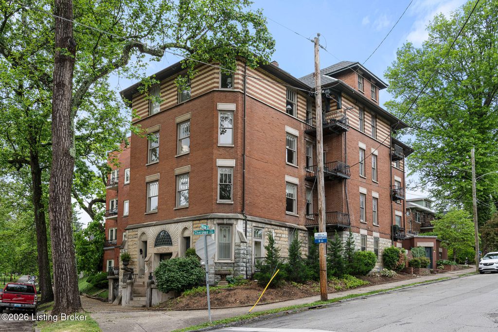 Photo of 2229 Cherokee Pkwy #APT H, Louisville, KY 40204 (MLS # 1716495)