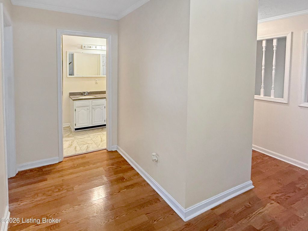 Photo of 9804 Spring Pointe Ct, Louisville, KY 40229 (MLS # 1709061)