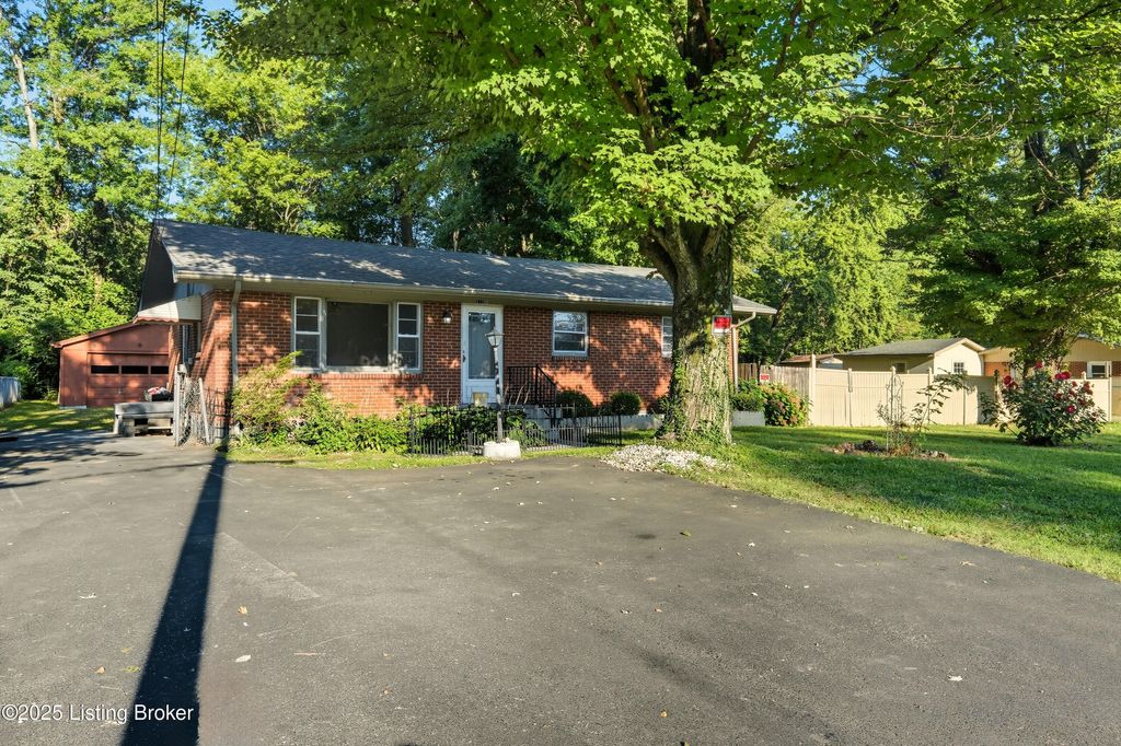 Photo of 11208 Blue Lick Rd, Louisville, KY 40229 (MLS # 1707375)