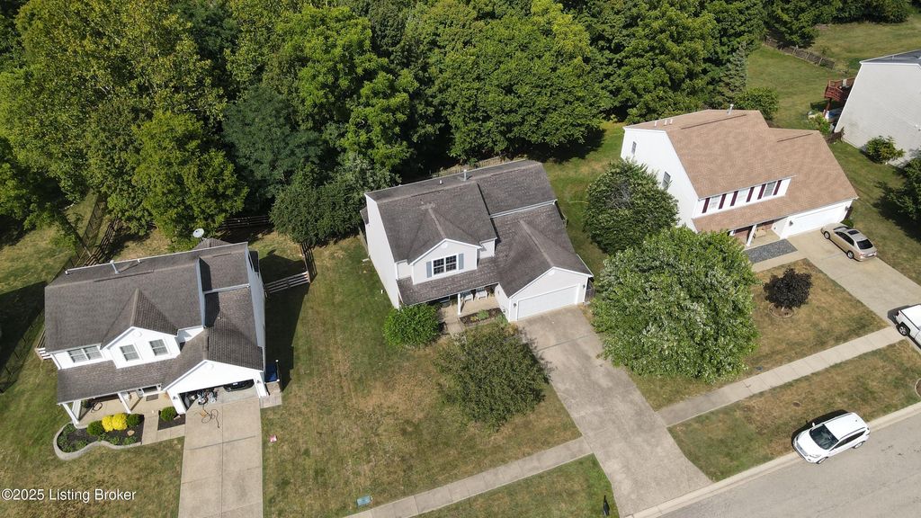 Photo of 2027 Cherrywood Dr, La Grange, KY 40031 (MLS # 1701567)