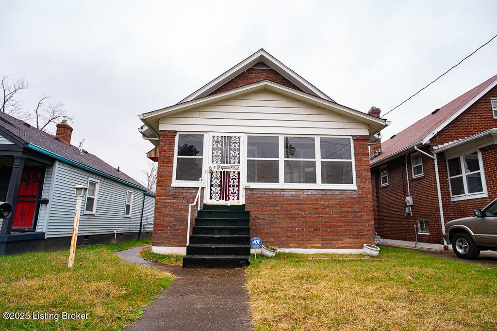 Photo of 1008 S 40th St, Louisville, KY 40211 (MLS # 1704288)