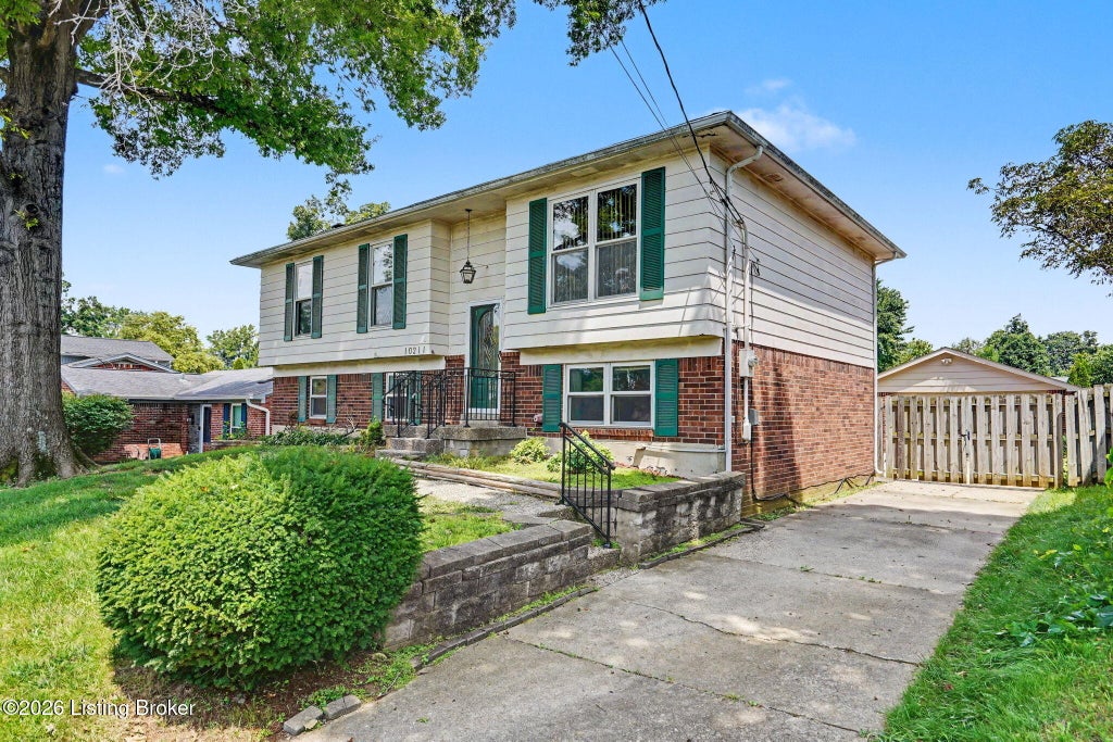 Photo of 10211 El Coco Ct, Louisville, KY 40291 (MLS # 1723972)