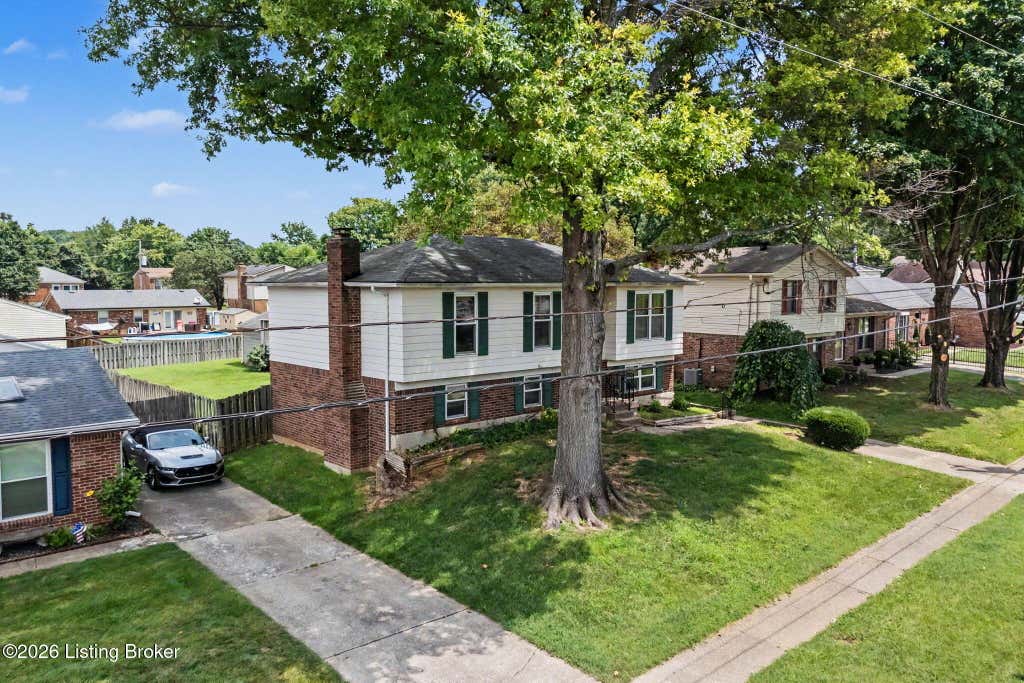 Photo of 10211 El Coco Ct, Louisville, KY 40291 (MLS # 1723972)